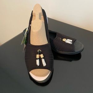 Womens Black Stretch Wedge Sandals NWT Bzees size 8-1/2 med. Comfortable all day